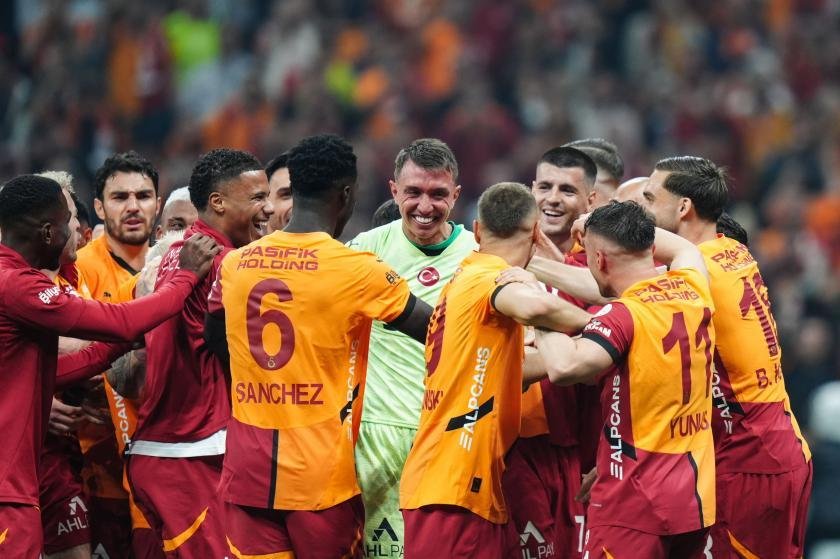 Süper Lig'de 25. kez şampiyon Galatasaray! 5. yıldızı taktı