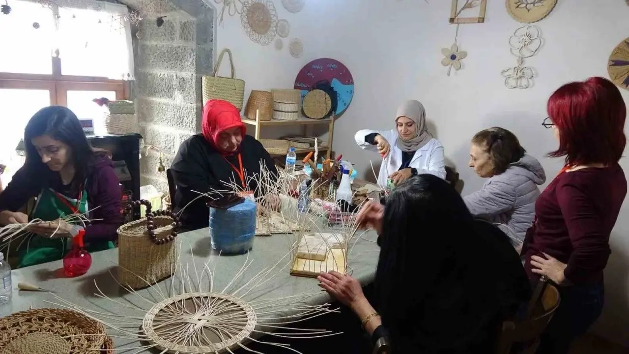 Ortahisar Halk Eğitim Merkezi'nde Sepet Örücülüğü Kursuna Talepler Artıyor