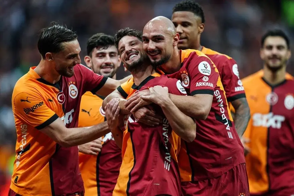 Galatasaray'dan görkemli şampiyonluk kutlaması! Evinde kupasını kaldırdı | Muslera ve Mertens omuzlarda taşındı