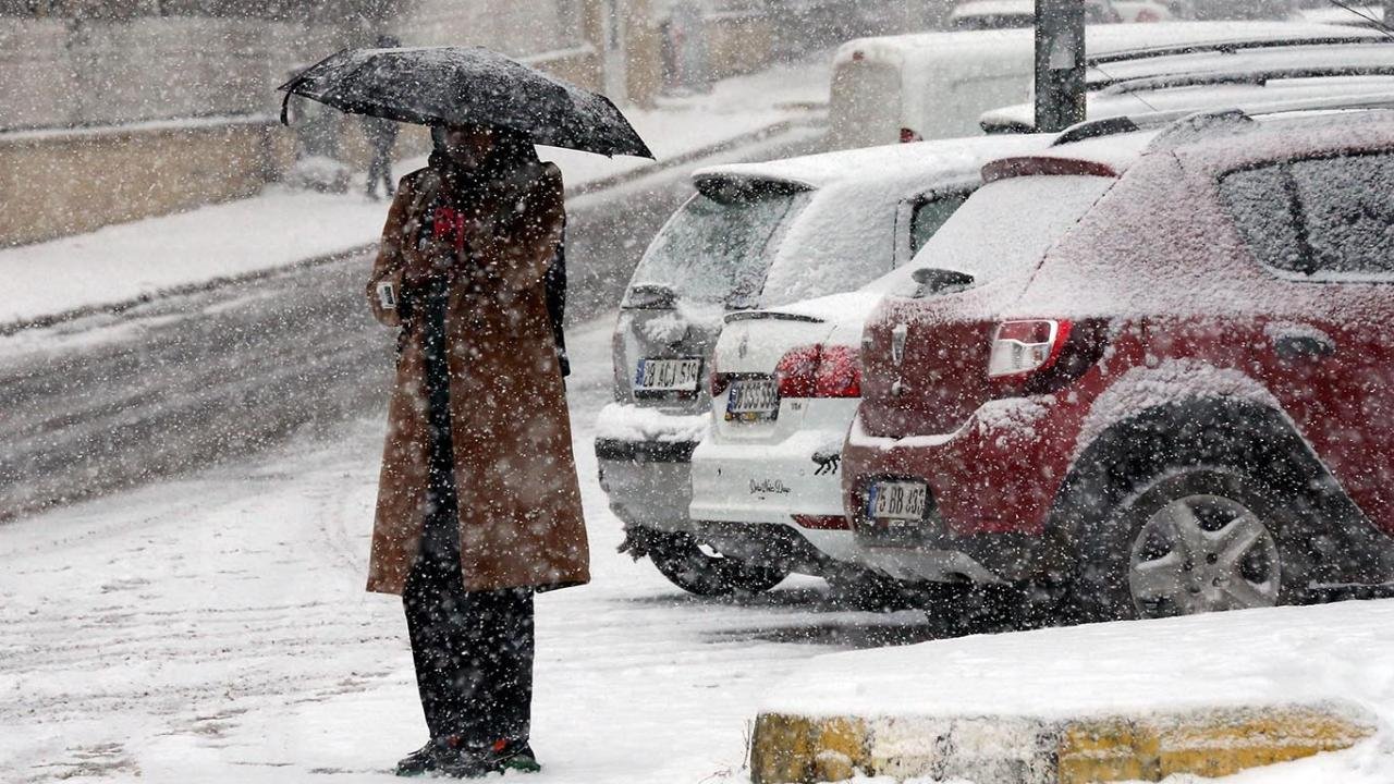 Soğuk ve yağışlı hava geri döndü: Sağanak, fırtına ve kar yağışına dikkat