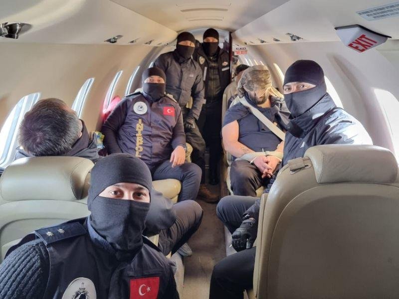 Kırmızı bültenle aranan iki kişi Ermenistan’dan Türkiye’ye getirildi